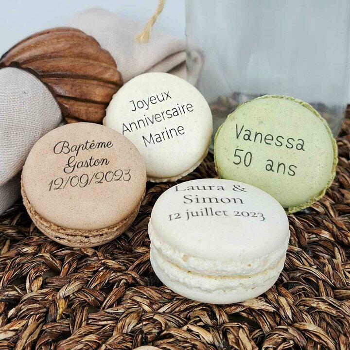 Vue du dessus de macarons personnaliss avec du texte