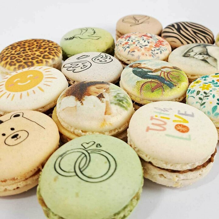 Macarons de diffrentes saveurs personnaliss avec des photos et des illustrations vue du dessus