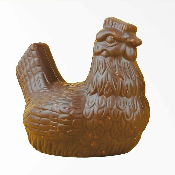 Poule en chocolat de Pques avec grains de noisettes caramlises