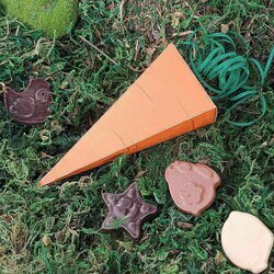 Ballotin en forme de carotte avec des fritures aux chocolats