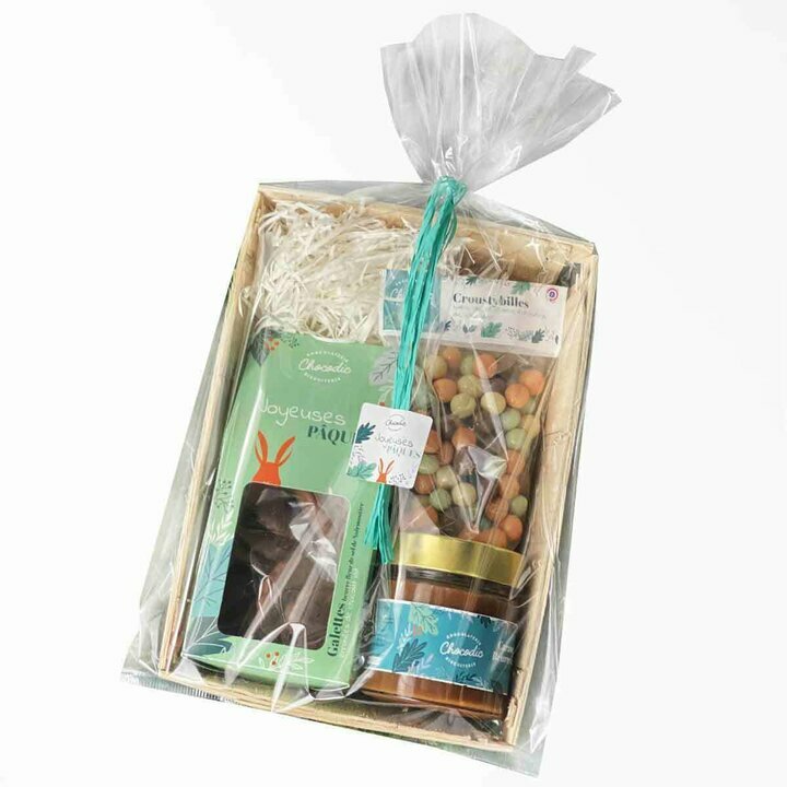 Bourriche emballe avec biscuits enrobes de chocolats, sachet de croustybilles et pot de caramel