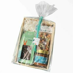 Bourriche emballe avec biscuits enrobes de chocolats, sachet de croustybilles et pot de caramel