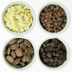Différents choix de pistoles de chocolats : noir, lait, blanc, lait-caramel