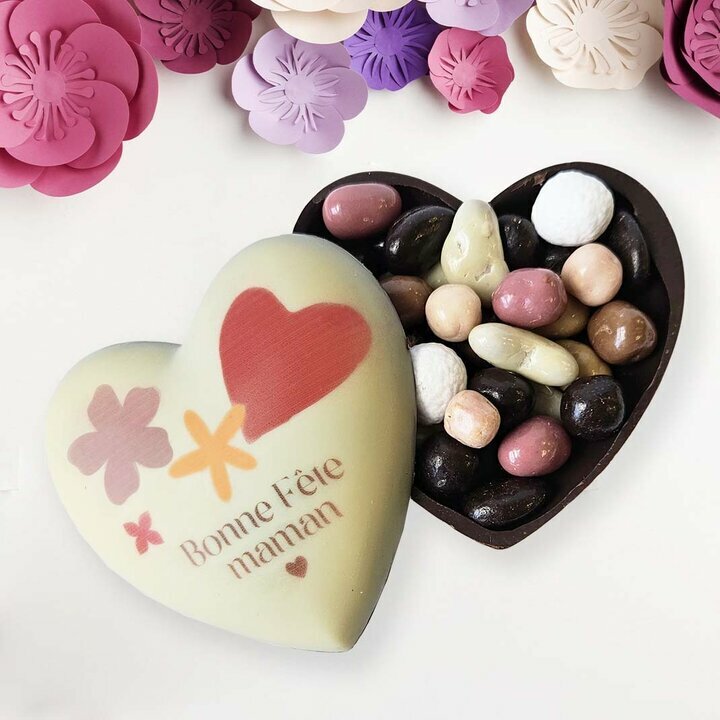 Coffret coeur bomb ouvert avec gourmandises drages et chocolat pour la fte des mres