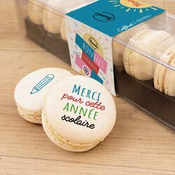 Coffret de macarons personnaliss  l'intention de la matresse