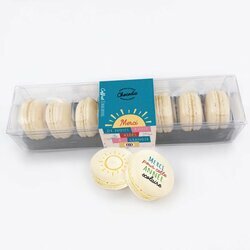 Vue zoom sur les macarons personnaliss du coffret  l'intention de la matresse