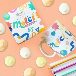 Vue de face du mug pour les matresses contenant un sachet de gourmandises