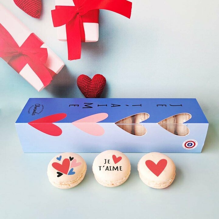 Coffret de macarons personnalis pour la Saint-Valentin avec des motifs coeur