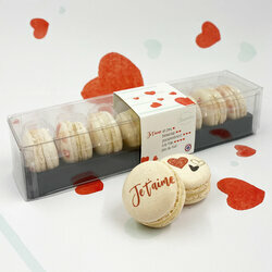 Coffret de macarons personnalis pour la Saint-Valentin avec des motifs coeur
