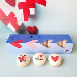 Coffret de macarons personnalis pour la Saint-Valentin avec des motifs coeur