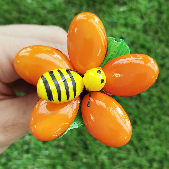 Zoom fleurs de drages avec abeille orange