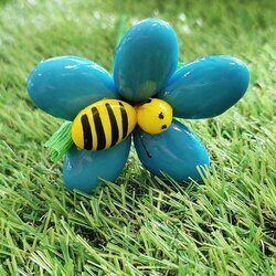 Fleurs de drages avec abeille bleu