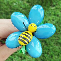 Zoom fleurs de drages avec abeille bleu