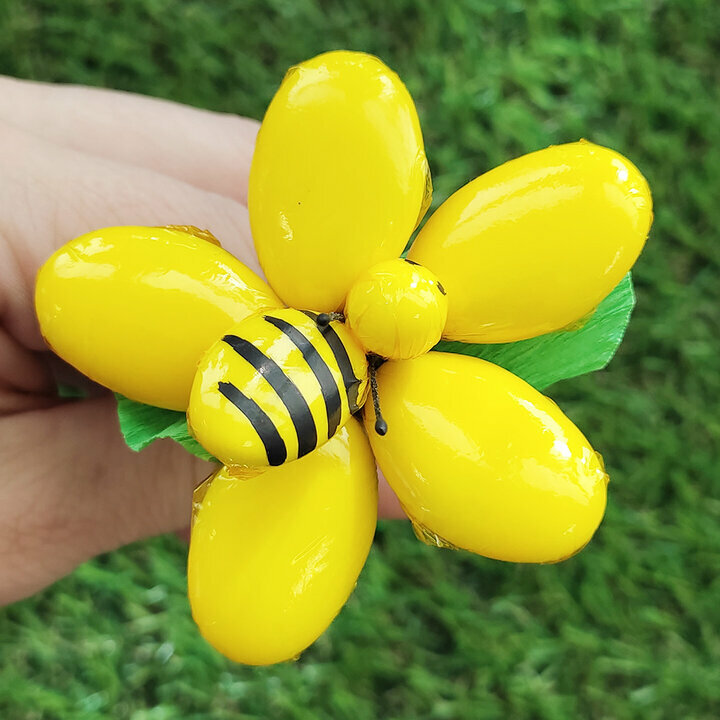 Zoom fleurs de drages avec abeille jaune
