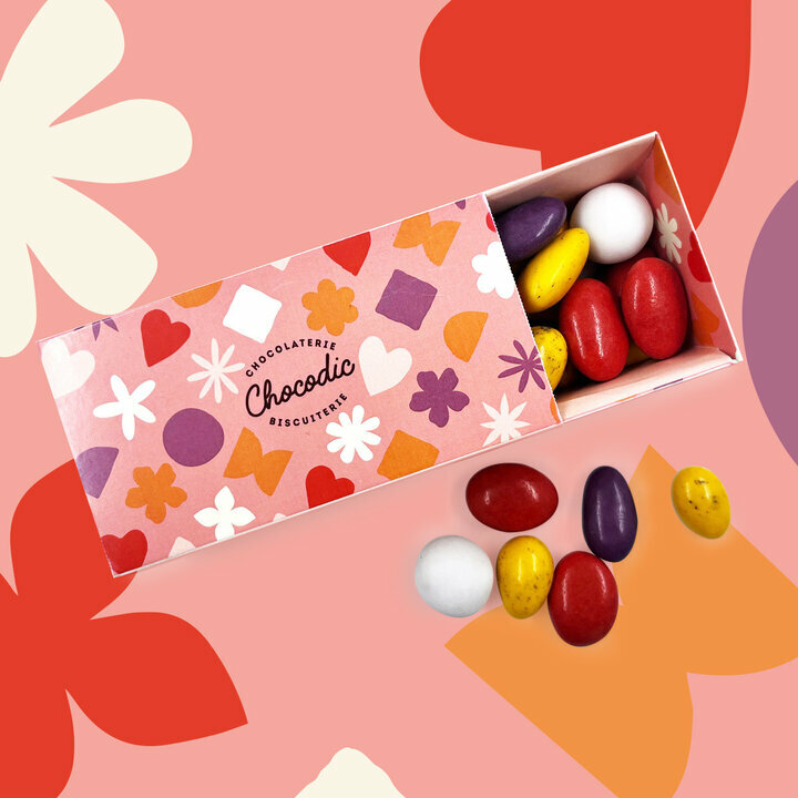 Coffret moyen modle de gourmandises drages et chocolats personnalis "Mre Veilleuse" pour la fte des mres