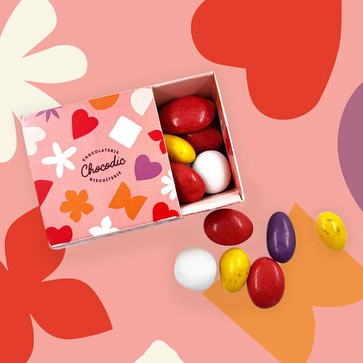 Coffret petit modèle de gourmandises dragées et chocolats personnalisé avec votre propre message pour la fête des mères