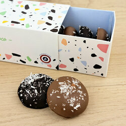Zoom sur les boules coco chocolat lait et noir