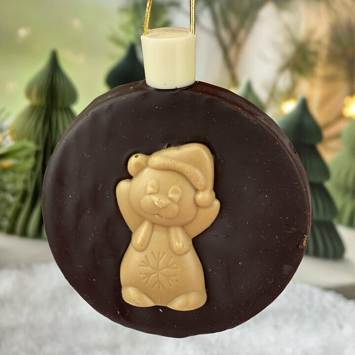 Boule de Noël en chocolat praliné feuilleté enrobé au chocolat noir