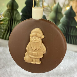 Boule de Noël en chocolat praliné feuilleté enrobé au chocolat lait