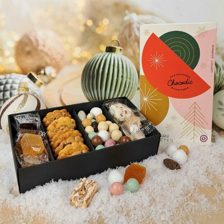 Coffret gourmand pour Nol avec nougats, biscuits, noisettes, amandes et raisins enrobs de chocolats et ptes de fruits