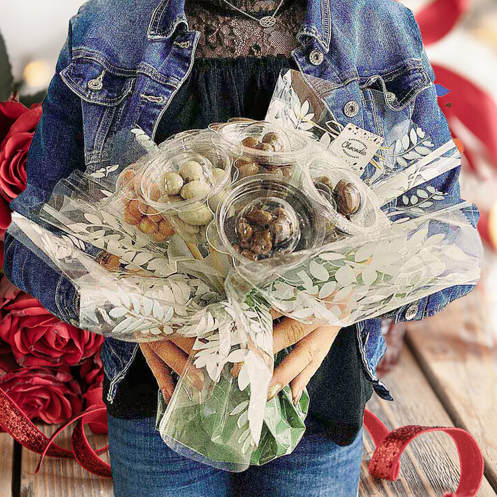 Bouquet de fleurs garnies de différentes confiseries chocolatées vu de face