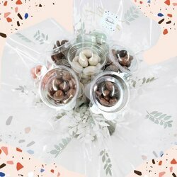 Bouquet gourmand garnies de confiseries chocolats vu de dessus