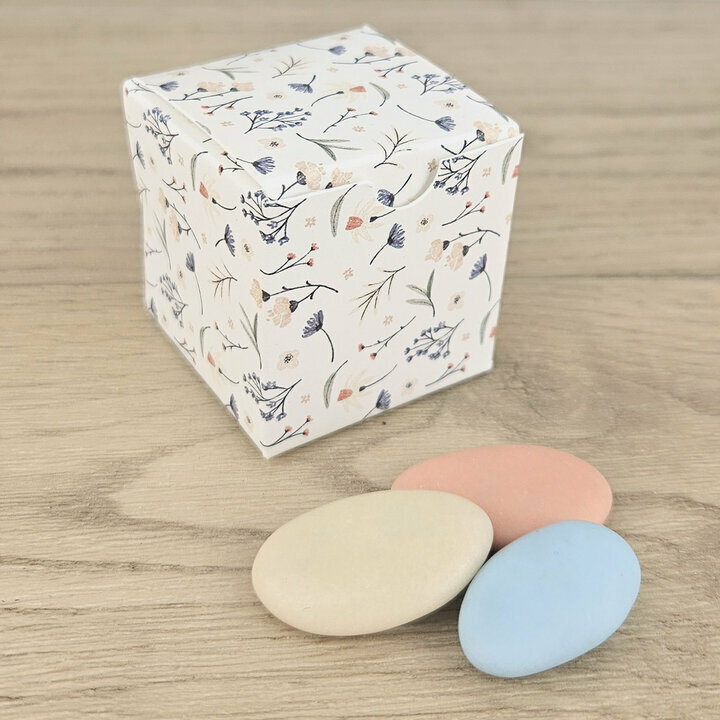 Boite  drages cube ''Fleurette'' non personnalise