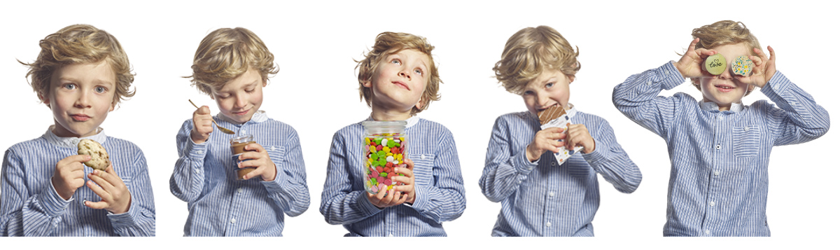 Frise avec un enfant tenant différents produits (biscuits, pâte à tartiner, dragées, tablettes de chocolat, macarons) de Chocodic